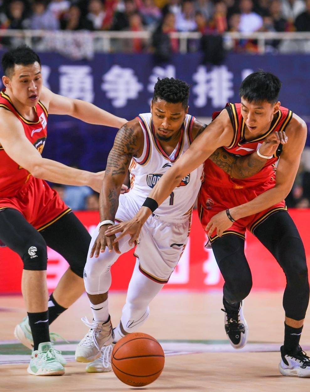 CBA季后赛窗口期走向成谜，广州队完成体检，话题不断，年轻球员得到机会 