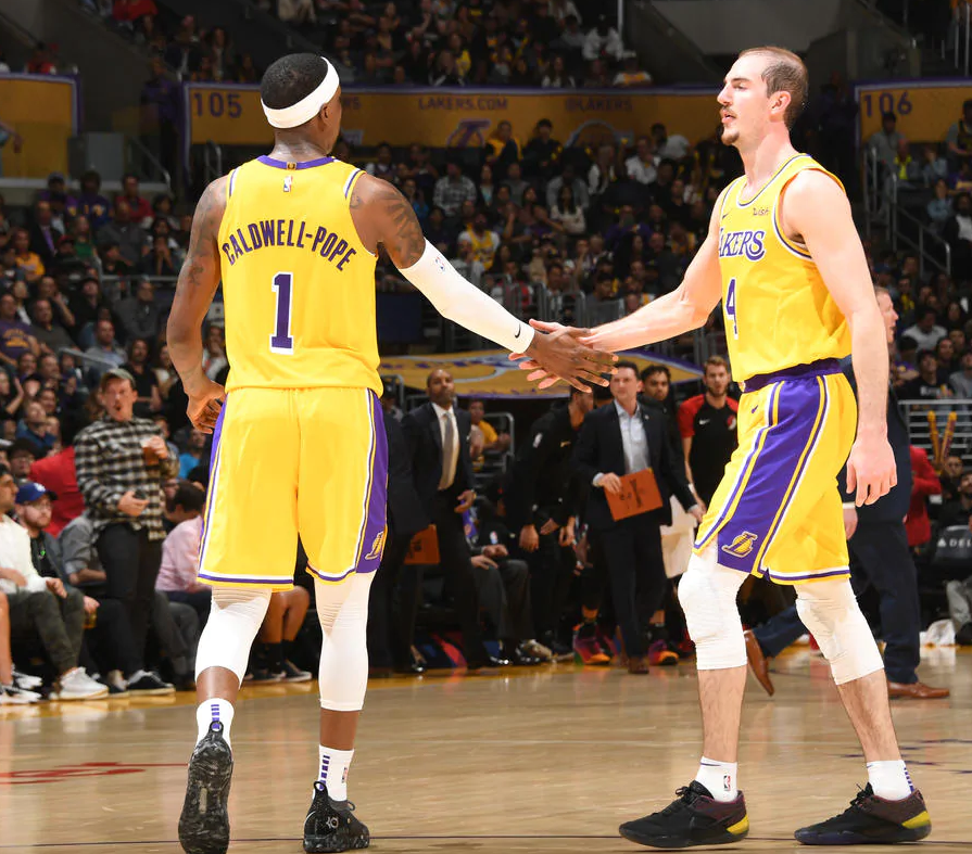 洛杉矶湖人迎足总杯关键赛，今晨防线松动，赛场秩序良好，临场指挥获称赞 