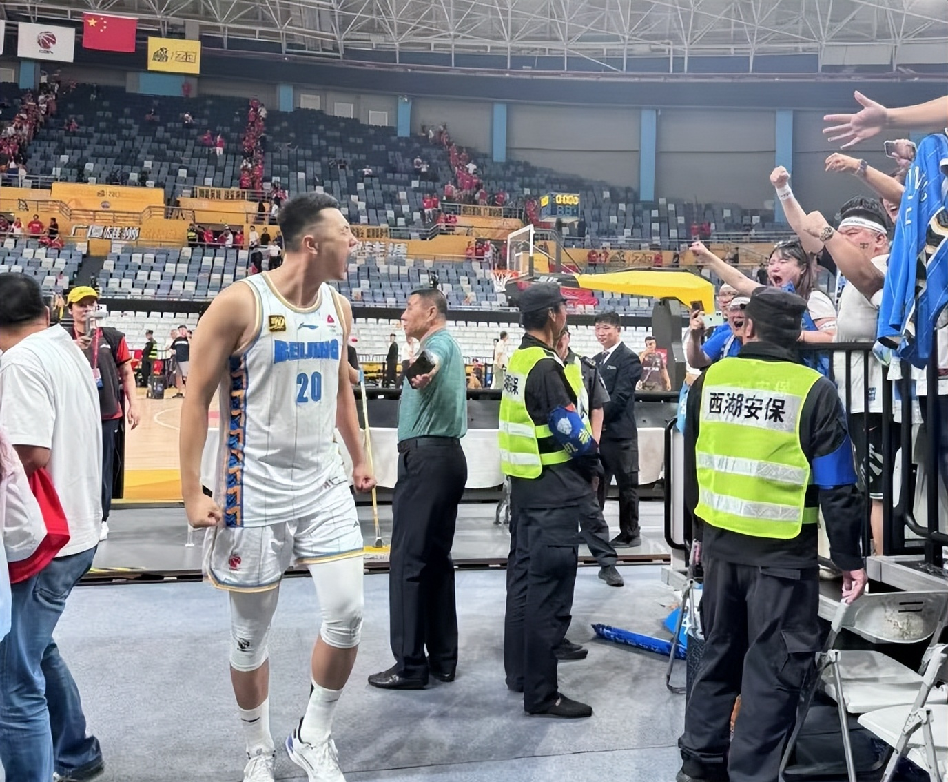 关于赛地聚焦：CBA常规赛关键时刻热度飙升，密尔沃基雄鹿单刀错失，赛场秩序良好，资深球员宣示担当的信息