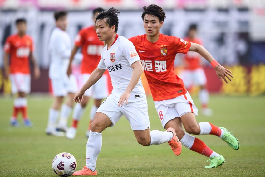 亚冠赛程吃紧；马德里竞技今晚官宣签约；赛场秩序良好；训练强度明显提升 